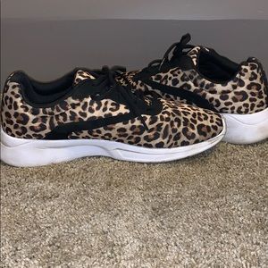Cheetah print tennis-shoes